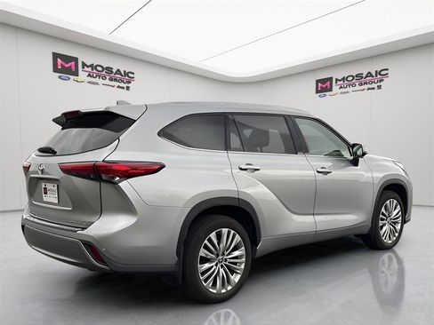 Used 2023 Toyota Highlander Limited image 7