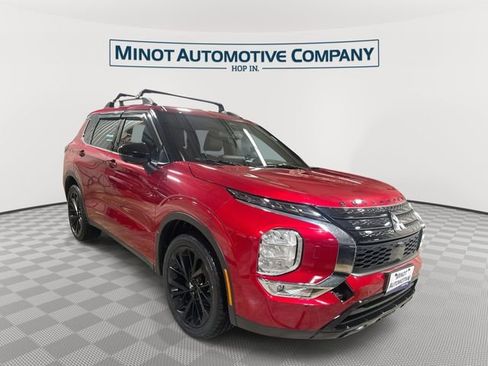 Used 2023 Mitsubishi Outlander SE Black Edition image 1