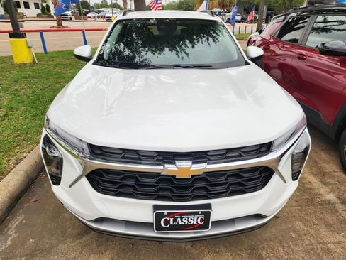 Used 2025 Chevrolet Trax LT FWD image 2