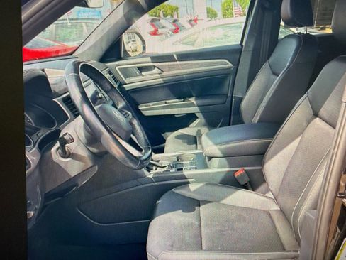 Used 2020 Volkswagen Atlas Cross Sport SE w/ Panoramic Sunroof Package FWD image 17