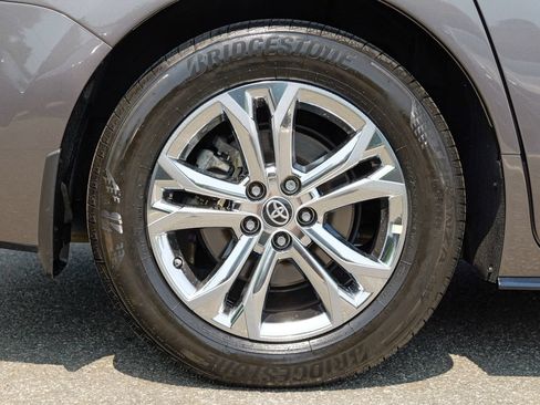 Used 2023 Toyota Sienna Platinum AWD/4WD image 13