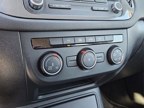 Used 2014 Volkswagen Tiguan S image 15