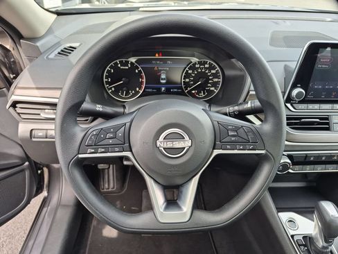 Used 2025 Nissan Altima 2.5 SV FWD image 19