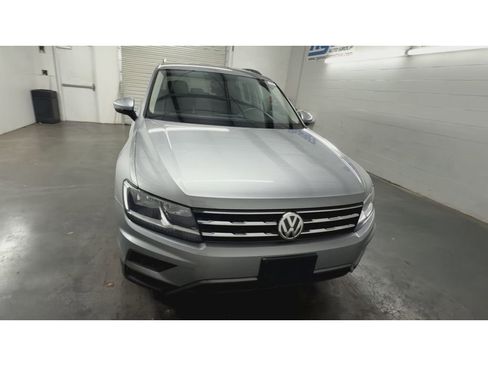 Used 2021 Volkswagen Tiguan SEL FWD image 3