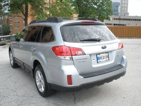 Used 2013 Subaru Outback 2.5i Premium AWD/4WD image 8
