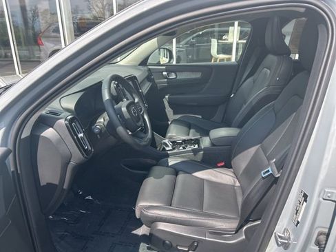 Certified 2025 Volvo XC40 B5 Plus AWD/4WD image 17