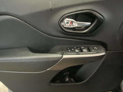 Used 2021 Jeep Cherokee Latitude Plus FWD image 14