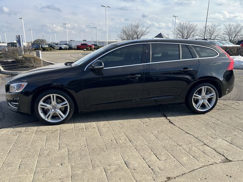 Used 2017 Volvo V60 T5 Platinum w/ Climate Package image 4