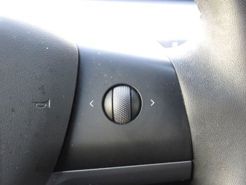 Used 2022 Tesla Model Y Long Range AWD/4WD image 25