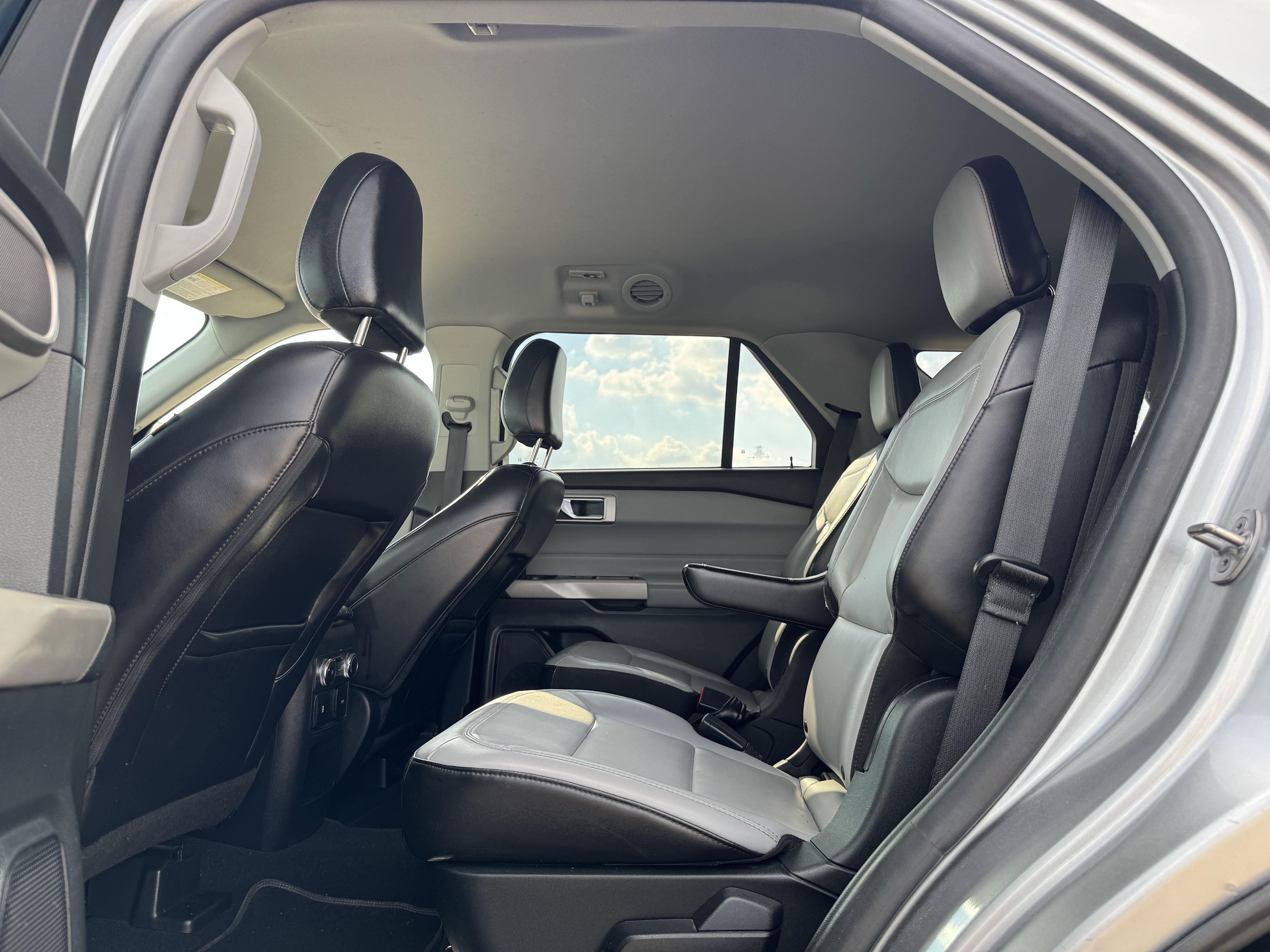 Used 2021 Ford Explorer XLT w/ Equipment Group 202A RWD image 16