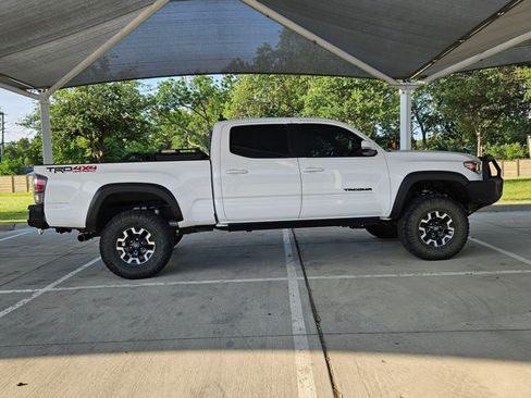 Used 2021 Toyota Tacoma TRD Off-Road w/ TRD Premium Off Road Package AWD/4WD image 4