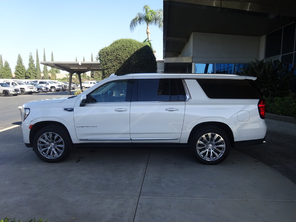 Certified 2022 GMC Yukon XL Denali w/ Denali Premium Package AWD/4WD image 4