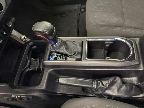 Used 2016 Toyota Tacoma TRD Off-Road w/ Premium & Technology Package AWD/4WD image 31