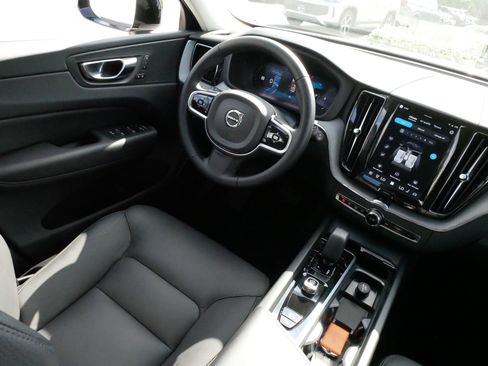 Used 2025 Volvo XC60 B5 Plus AWD/4WD image 9