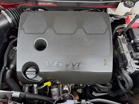 Used 2024 Chevrolet Traverse RS image 38