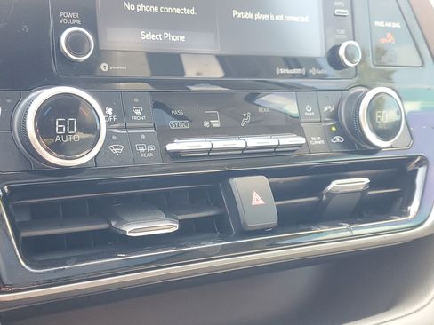 Used 2021 Toyota Highlander XLE image 31