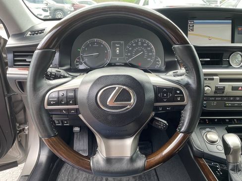 Used 2017 Lexus ES 350 w/ Luxury Package FWD image 19