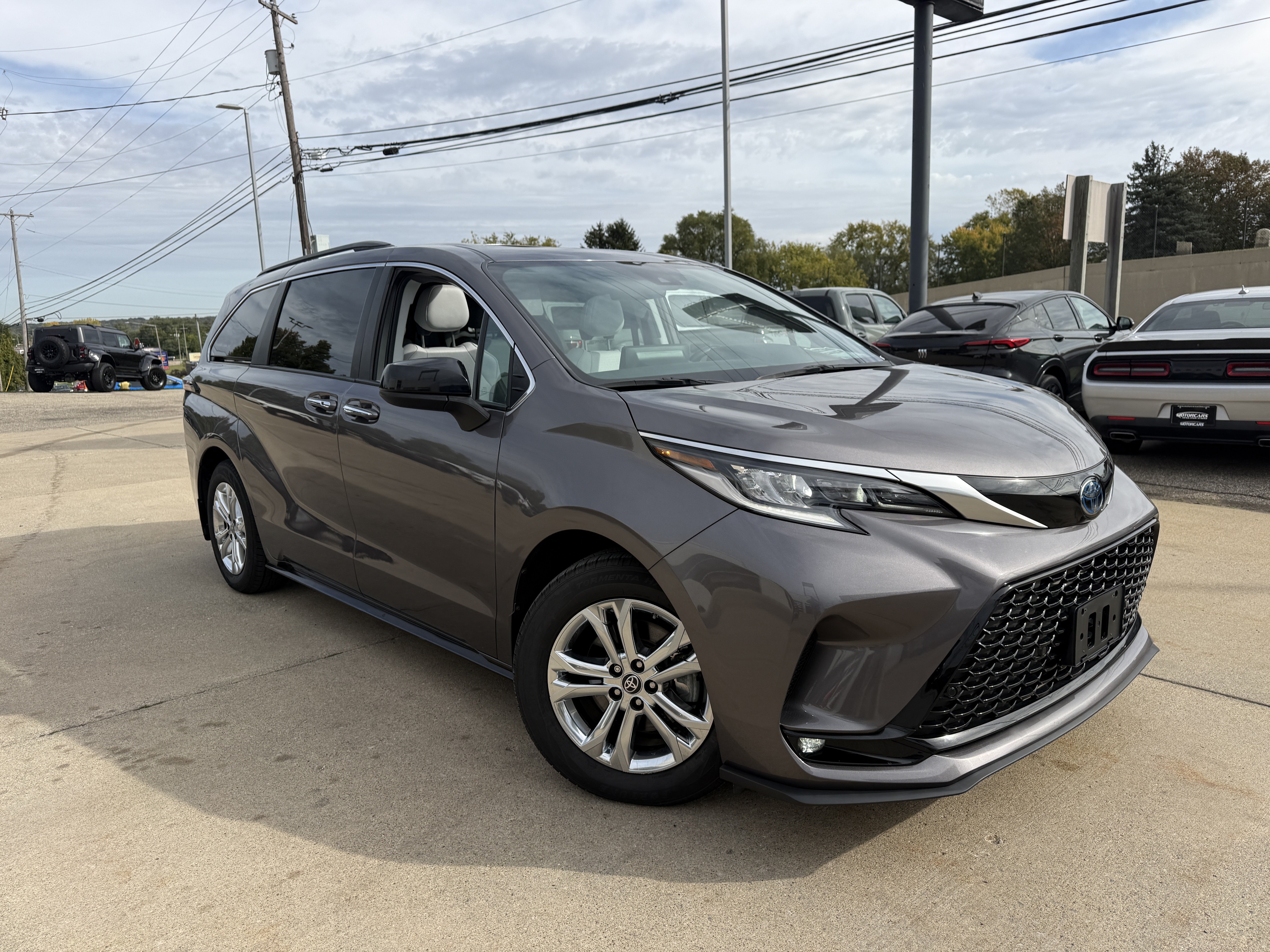 Used 2022 Toyota Sienna XSE AWD/4WD image 8