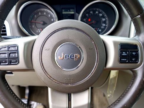 Used 2012 Jeep Grand Cherokee Laredo RWD image 12