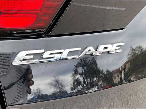 Used 2019 Ford Escape Titanium image 9