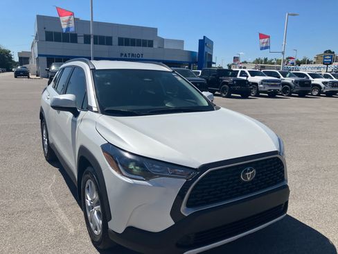 Used 2024 Toyota Corolla Cross LE FWD image 1