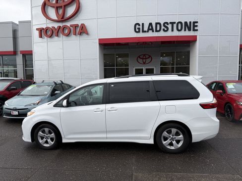 Used 2020 Toyota Sienna LE image 3