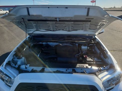 Used 2018 Toyota Tacoma TRD Off-Road image 23