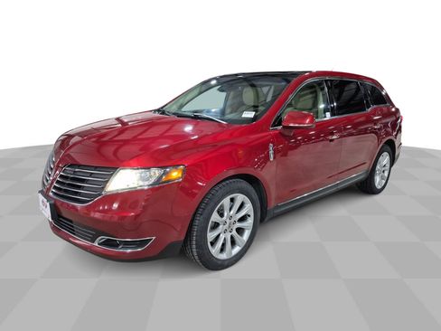 Used 2018 Lincoln MKT AWD image 5