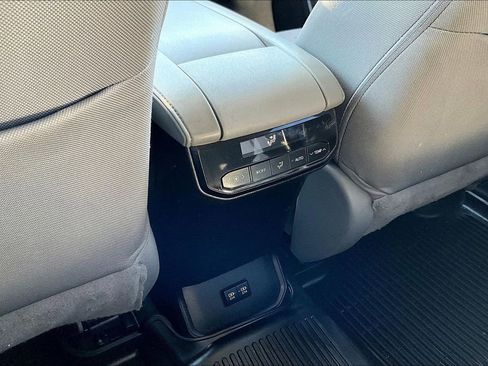 Used 2021 Toyota Highlander LE image 31