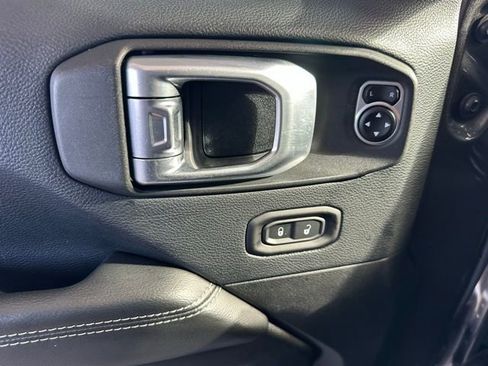 Used 2018 Jeep Wrangler Unlimited Sahara image 25