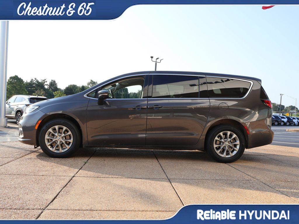 Used 2023 Chrysler Pacifica Touring-L AWD/4WD image 3