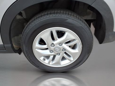 Used 2025 Hyundai Venue SE image 6