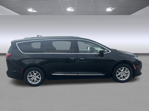 Used 2020 Chrysler Pacifica Touring-L FWD image 2