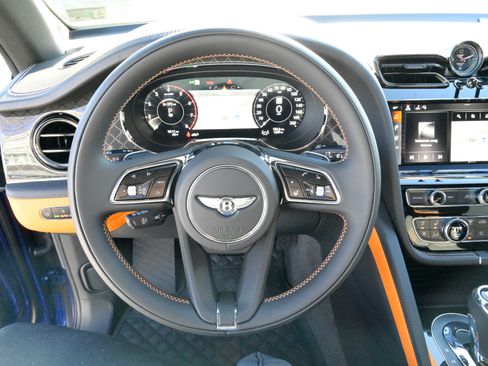 Used 2025 Bentley Bentayga image 24