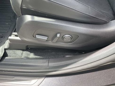 Used 2024 Kia Carnival EX FWD image 3