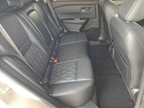 Used 2021 Nissan Rogue Platinum image 18