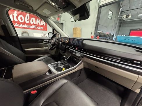 Used 2025 Kia Carnival FWD image 12
