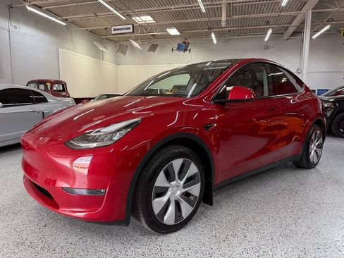 Used 2022 Tesla Model Y Long Range AWD/4WD image 1
