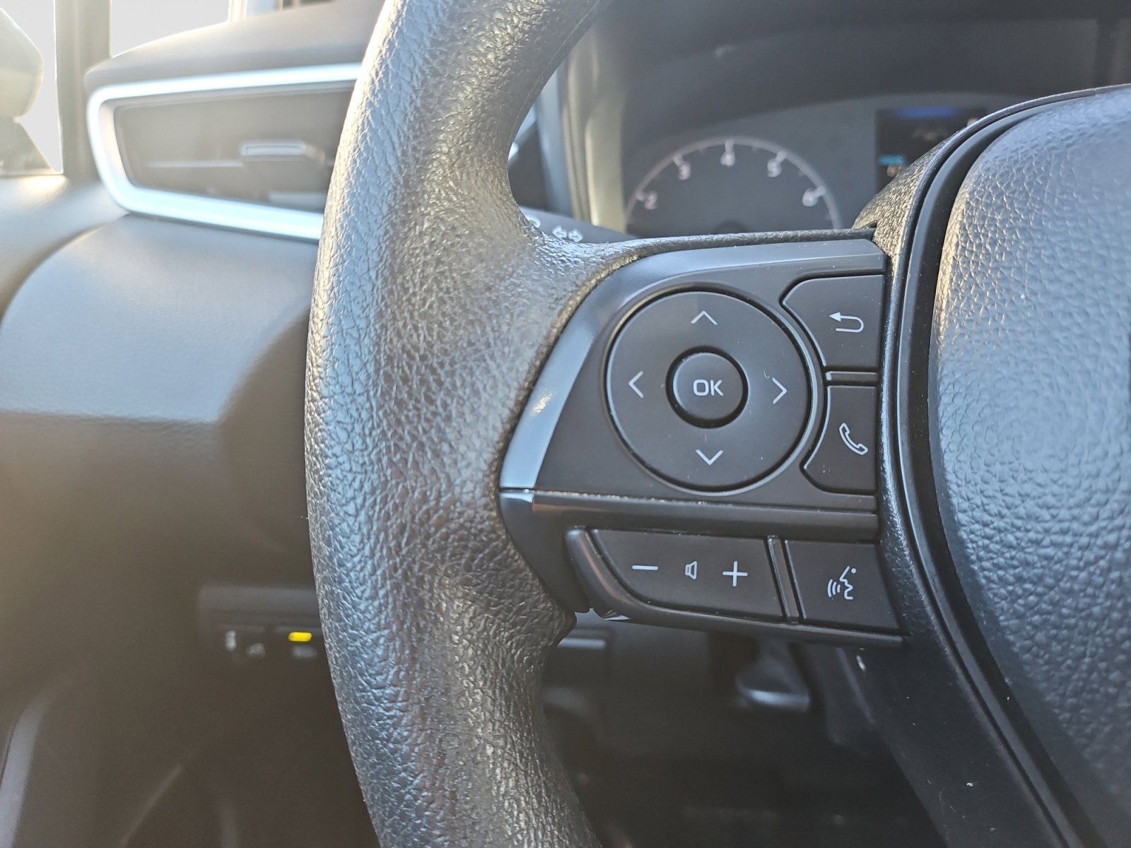 Used 2025 Toyota Corolla LE FWD image 24