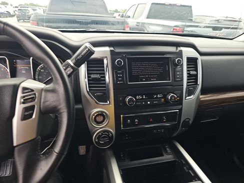 Used 2019 Nissan Titan SL w/ Chrome Package AWD/4WD image 15