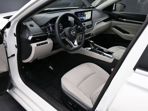 Used 2023 Nissan Altima 2.5 SV w/ SV Premium Package FWD image 2
