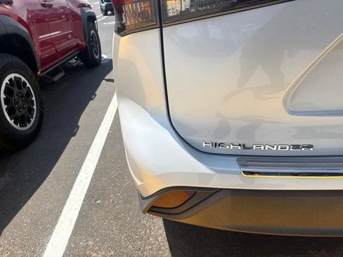 Used 2022 Toyota Highlander XLE AWD/4WD image 6