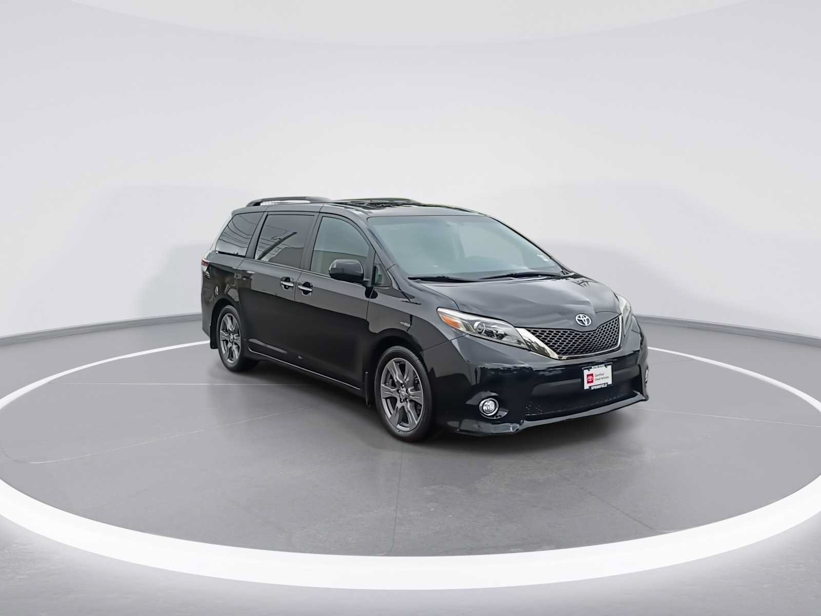 Certified 2017 Toyota Sienna SE w/ SE Preferred Package FWD image 2