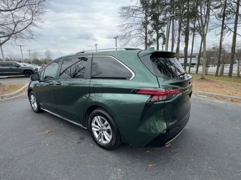 Used 2021 Toyota Sienna Limited image 11