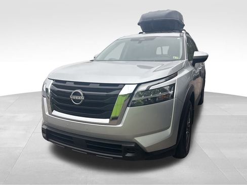 Used 2022 Nissan Pathfinder SV w/ SV Premium Package image 2