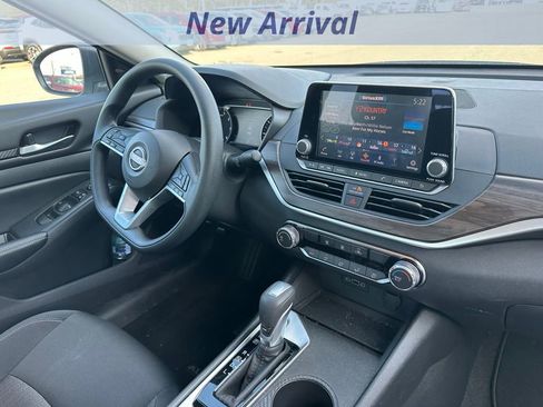 Used 2025 Nissan Altima 2.5 SV image 3