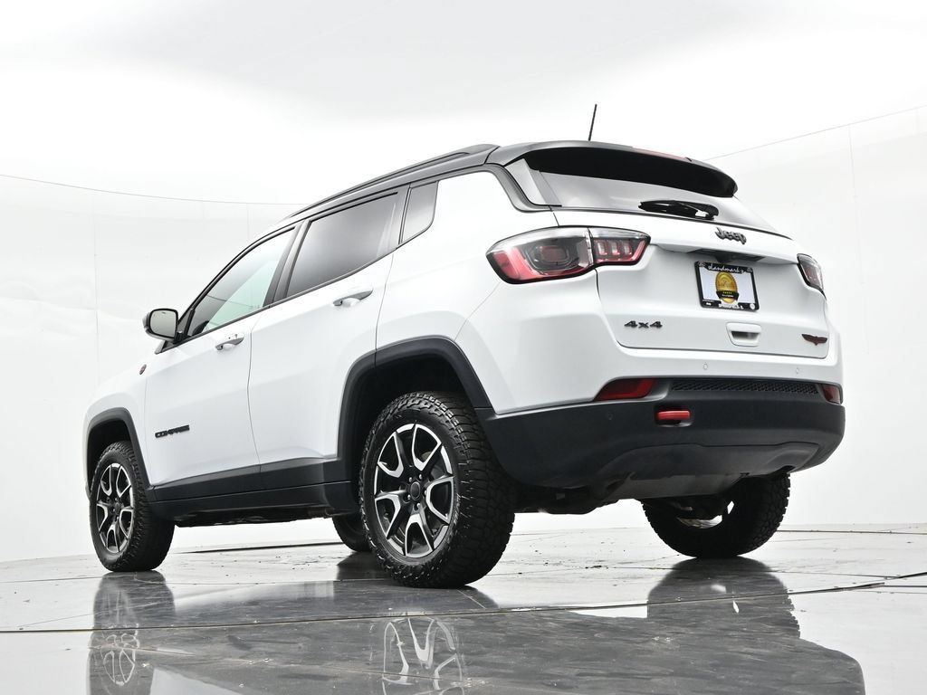 Used 2025 Jeep Compass Trailhawk AWD/4WD image 18