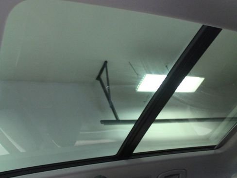 Used 2018 Volkswagen Tiguan SE w/ Panoramic Sunroof Package image 12