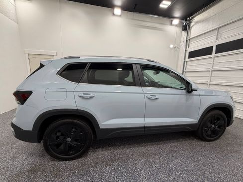 Used 2026 Volkswagen Taos SE w/ Panoramic Sunroof Package FWD image 7