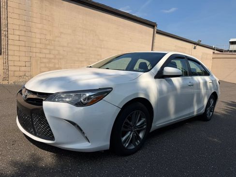 Used 2017 Toyota Camry SE FWD image 3